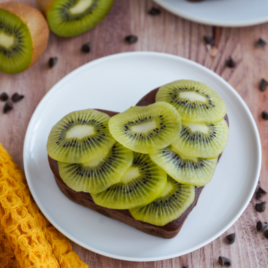 Fondant au chocolat et carpaccio de kiwi carre